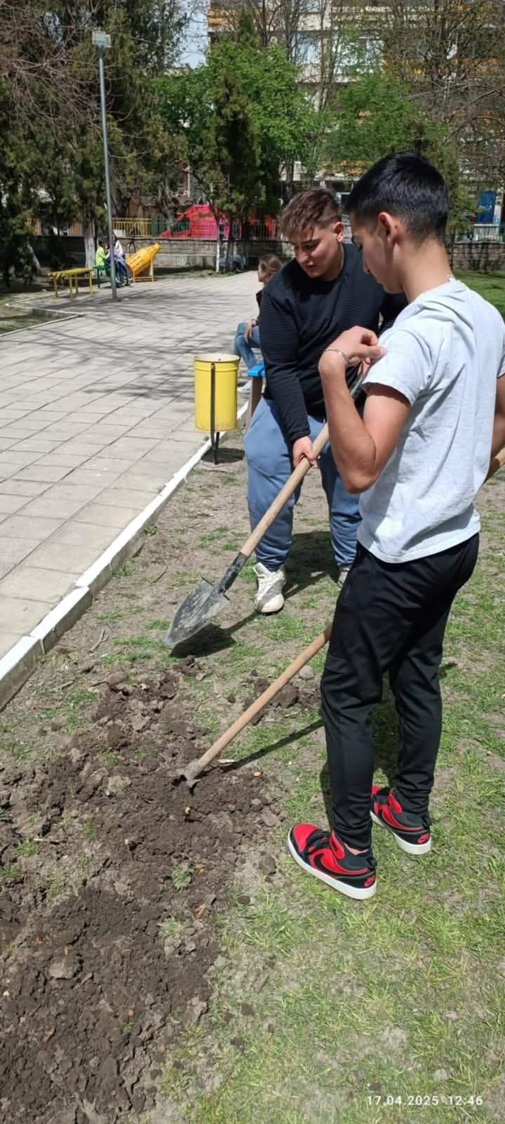 СУ "Панайот Волов" в гр. Каспичан отбеляза Деня на Земята с инициатива по засаждане на растения 3