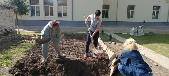СУ "Панайот Волов" в гр. Каспичан отбеляза Деня на Земята с инициатива по засаждане на растения 6